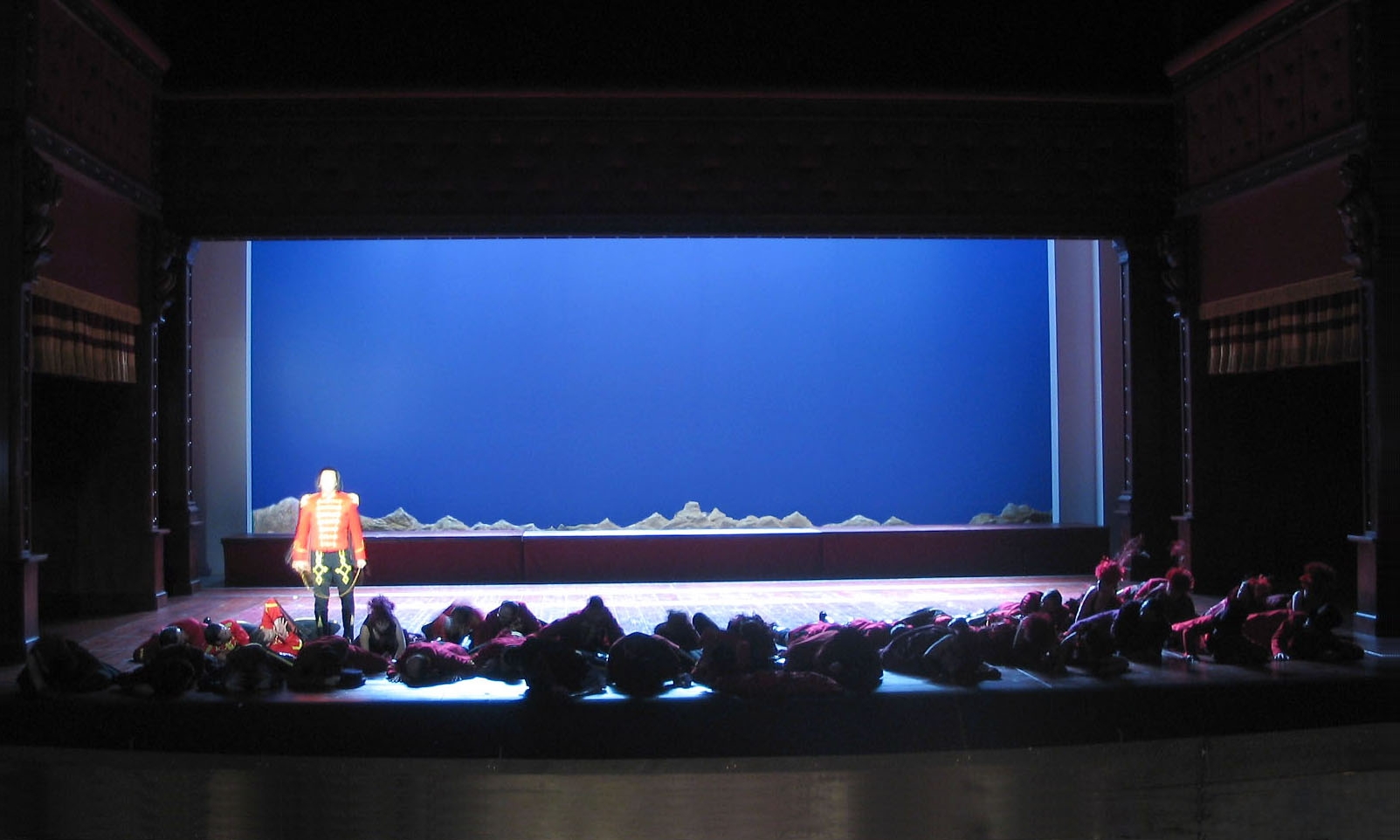 Photo de scénographie de l'opéra: Les Boréades. Opéra du Rhin, Strasbourg. Mise en scène Laurent Laffargue.