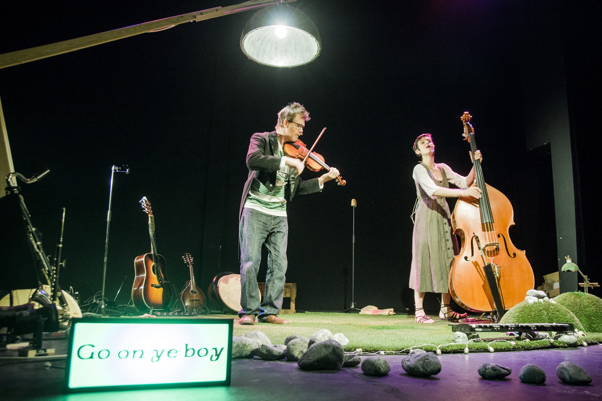 Photos et croquis de la scénographie de : FINN MC COOL. Textes, musiques, interprétation Jo et Agnès Doherty .