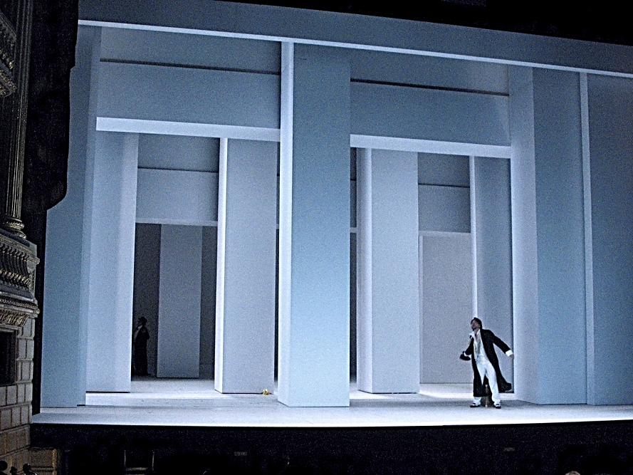 Photo de scénographie de l'opéra: Don Giovanni. Opéra de Bordeaux. Mise en scène Laurent Laffargue.