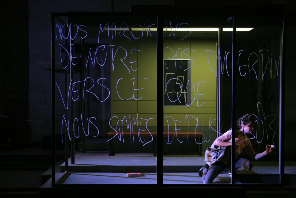 Photo et croquis de la scénographie de: Maëlstrom. Le Rivage. Le META, CDN Poitiers. Mise en scène Pascale Daniel-Lacombe.