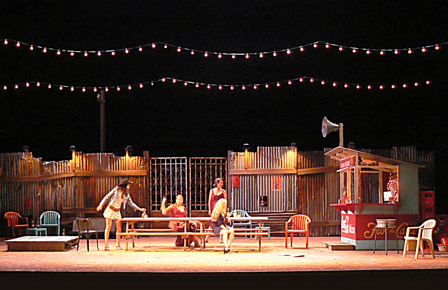 Photo de scénographie de l'opéra: Carmen. Opéra de Bordeaux. Mise en scène Laurent Laffargue.