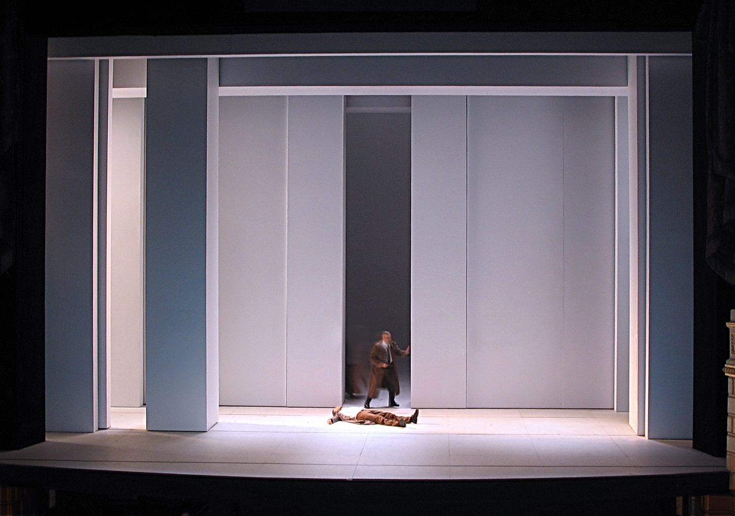 Photo de scénographie de l'opéra: Don Giovanni. Opéra de Bordeaux. Mise en scène Laurent Laffargue.