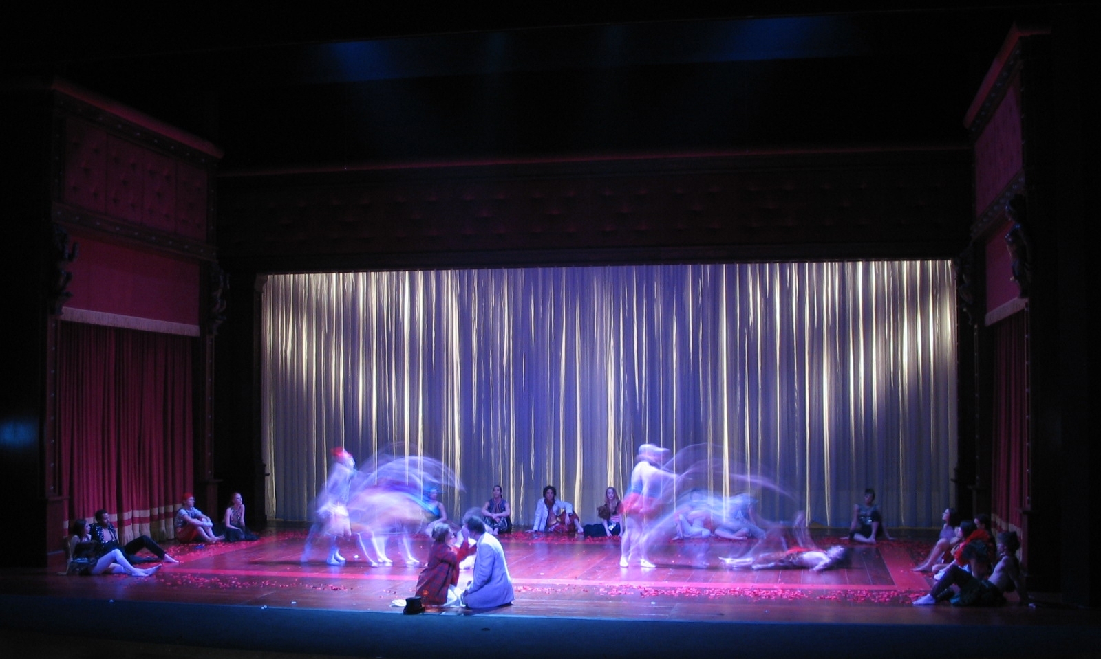 Photo de scénographie de l'opéra: Les Boréades. Opéra du Rhin, Strasbourg. Mise en scène Laurent Laffargue.