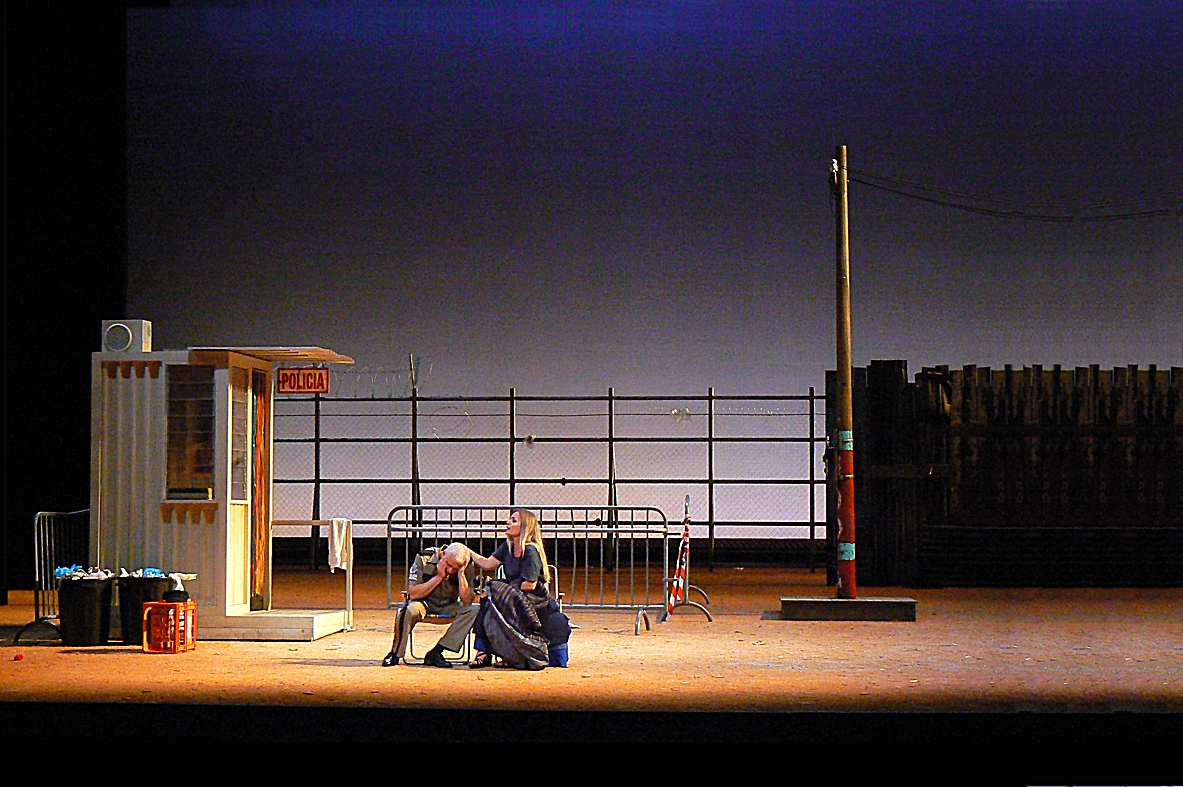 Photo de scénographie de l'opéra: Carmen. Opéra de Bordeaux. Mise en scène Laurent Laffargue.