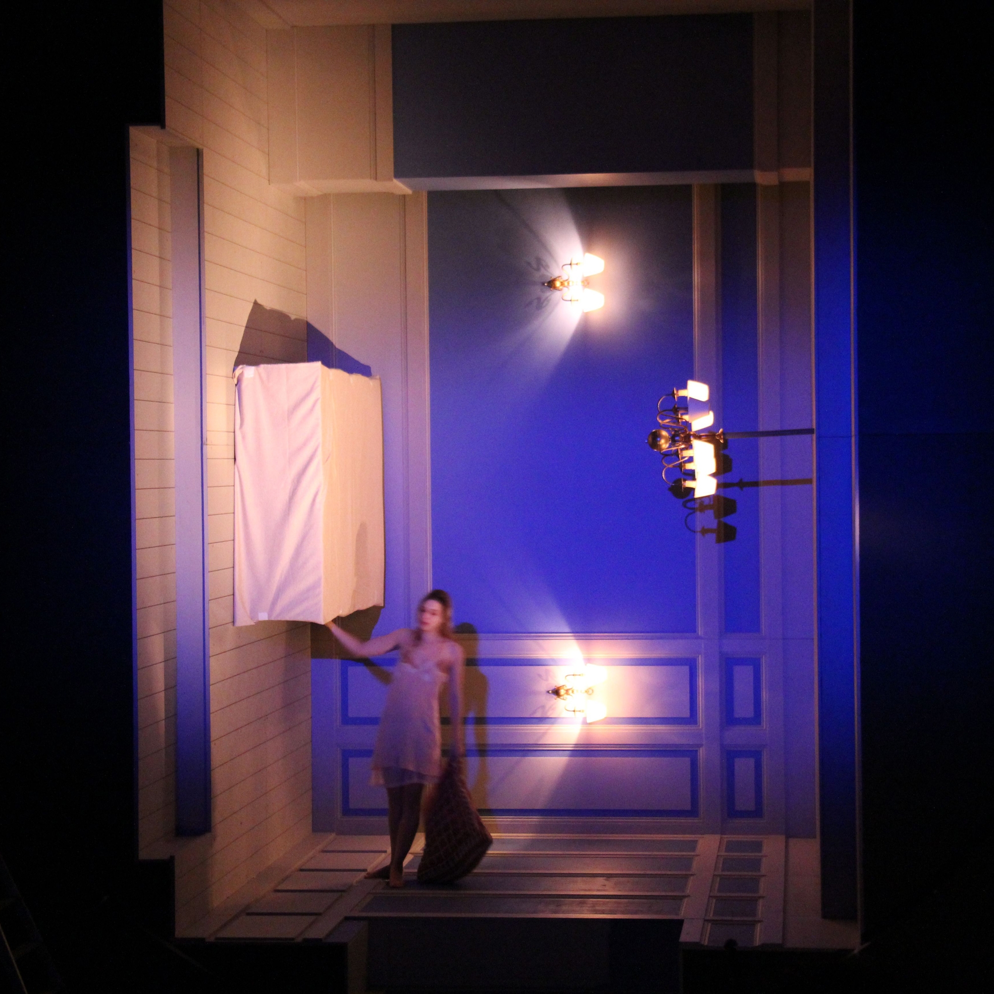 Photo de la scénographie de: Molly Bloom. Théâtre de l'Ouest Parisien, Boulogne Billancourt. Jeu: Céline Salette. Mise en scène Laurent Laffargue.