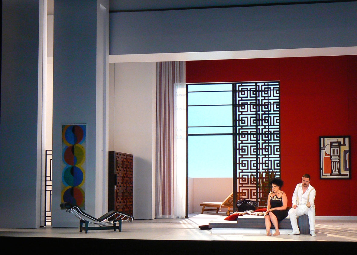 Photo de scénographie de l'opéra: Les noces de Figaro. Opéra de Bordeaux. Mise en scène Laurent Laffargue.
