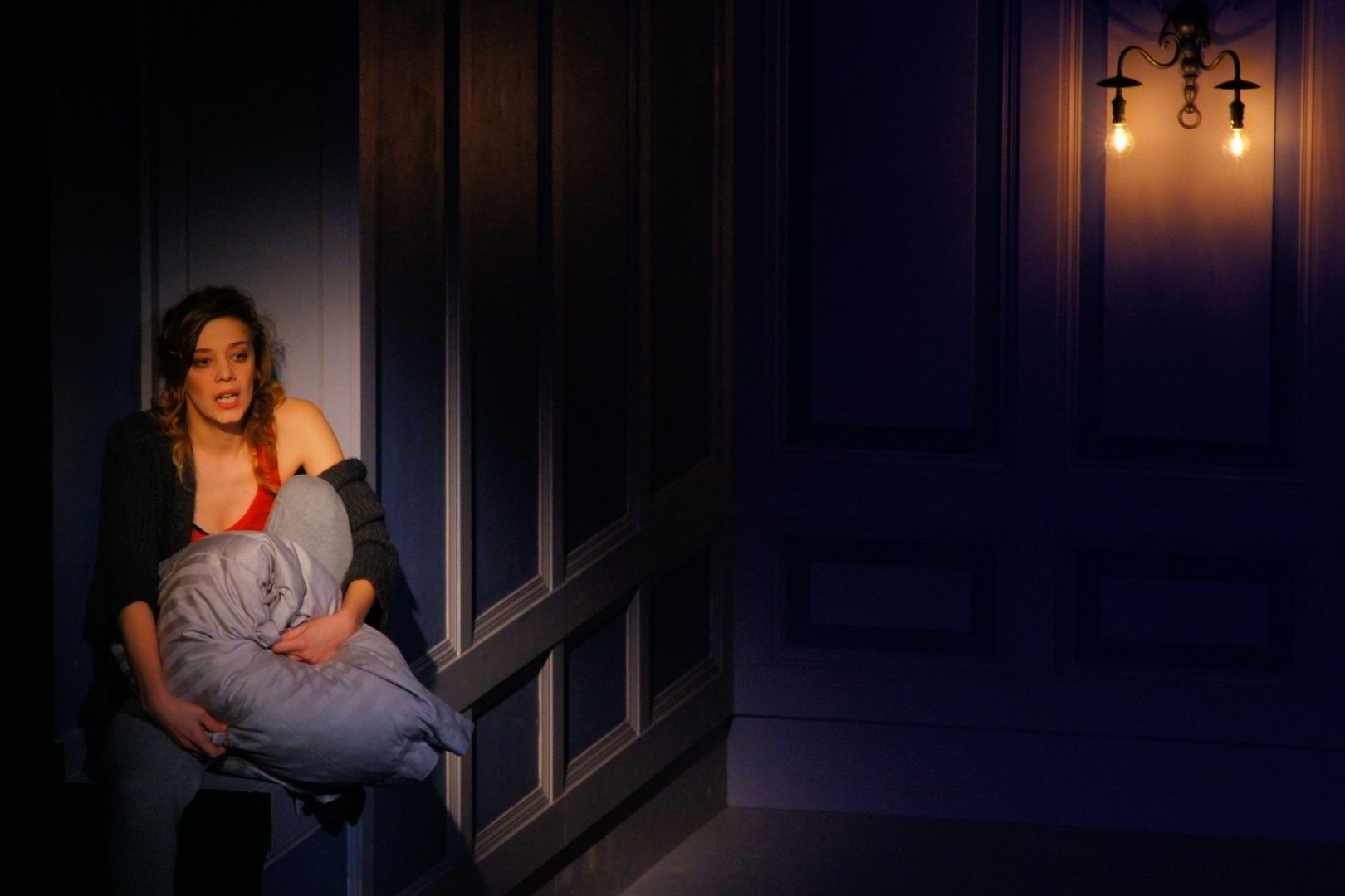 Photo de la scénographie de: Molly Bloom. Théâtre de l'Ouest Parisien, Boulogne Billancourt. Jeu: Céline Salette. Mise en scène Laurent Laffargue.