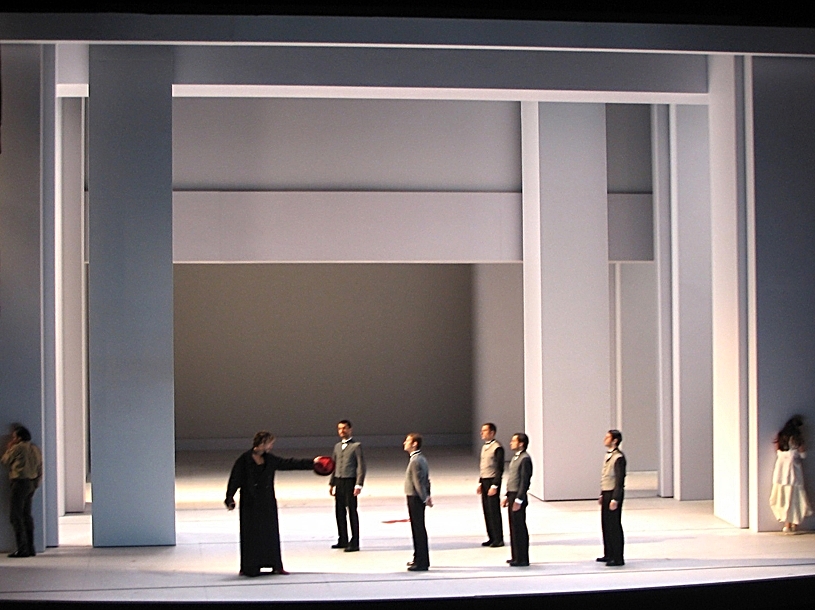 Photo de scénographie de l'opéra: Don Giovanni. Opéra de Bordeaux. Mise en scène Laurent Laffargue.