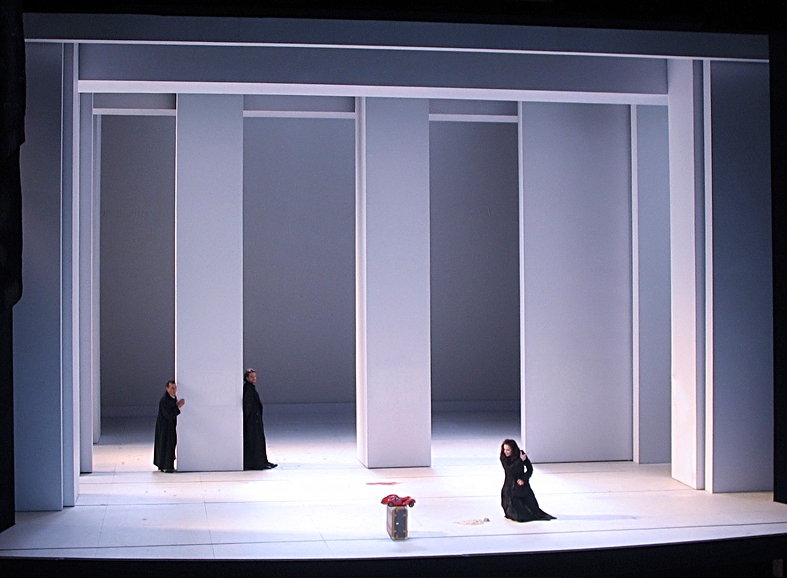 Photo de scénographie de l'opéra: Don Giovanni. Opéra de Bordeaux. Mise en scène Laurent Laffargue.