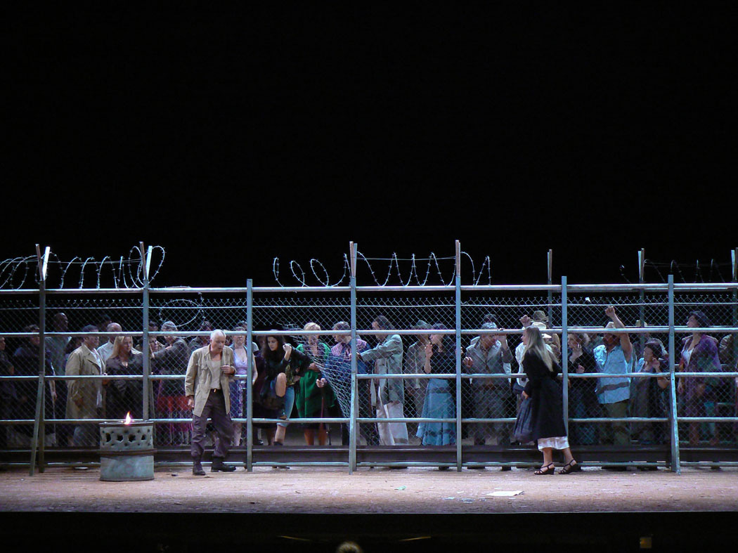 Photo de scénographie de l'opéra: Carmen. Opéra de Bordeaux. Mise en scène Laurent Laffargue.