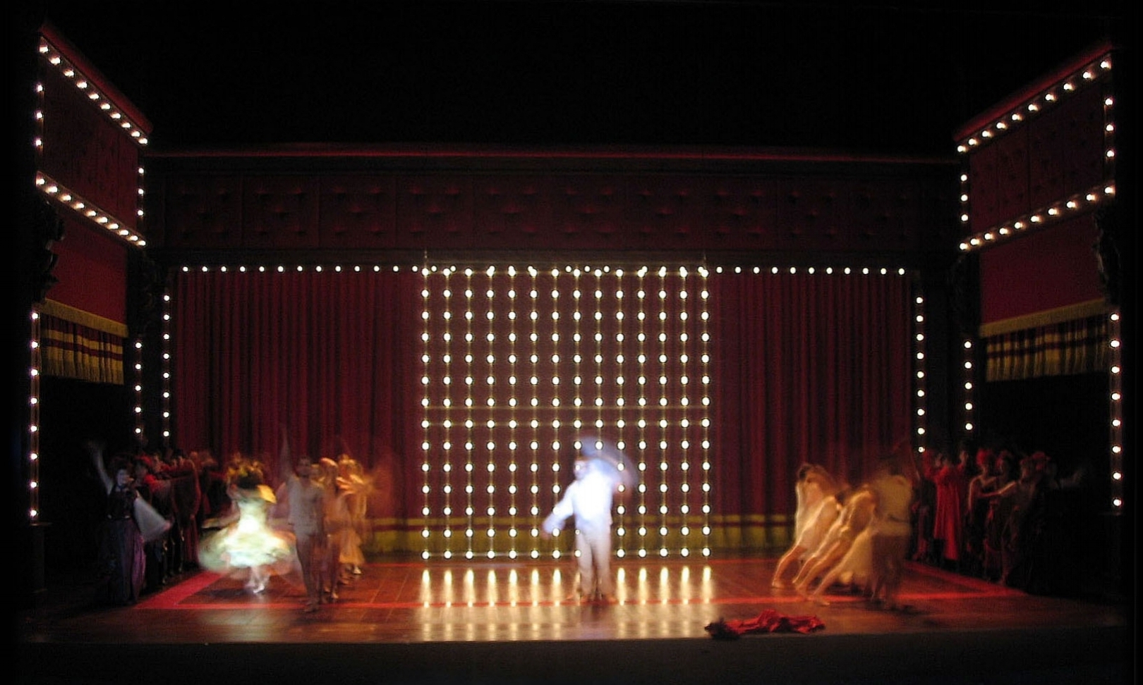Photo de scénographie de l'opéra: Les Boréades. Opéra du Rhin, Strasbourg. Mise en scène Laurent Laffargue.