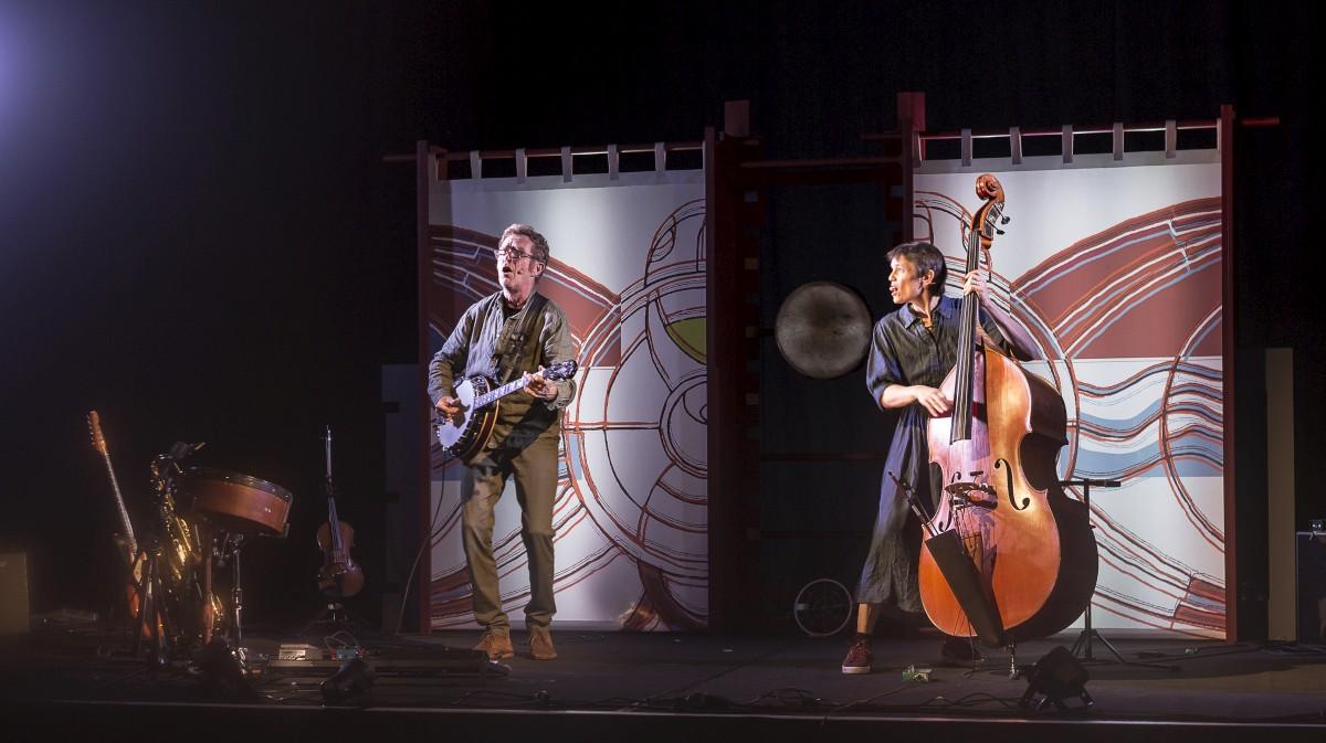 Photos de la scénographie de : Terre de rêve. Textes, musiques, interprétation Jo et Agnès Doherty .