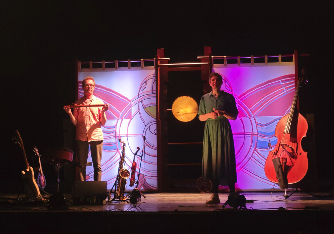 Photos de la scénographie de : Terre de rêve. Textes, musiques, interprétation Jo et Agnès Doherty .