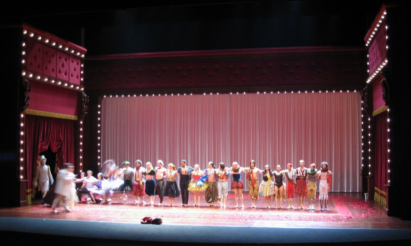 Photo de scénographie de l'opéra: Les Boréades. Opéra du Rhin, Strasbourg. Mise en scène Laurent Laffargue.