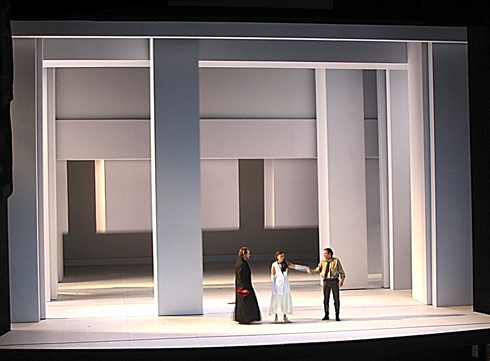 Photo de scénographie de l'opéra: Don Giovanni. Opéra de Bordeaux. Mise en scène Laurent Laffargue.