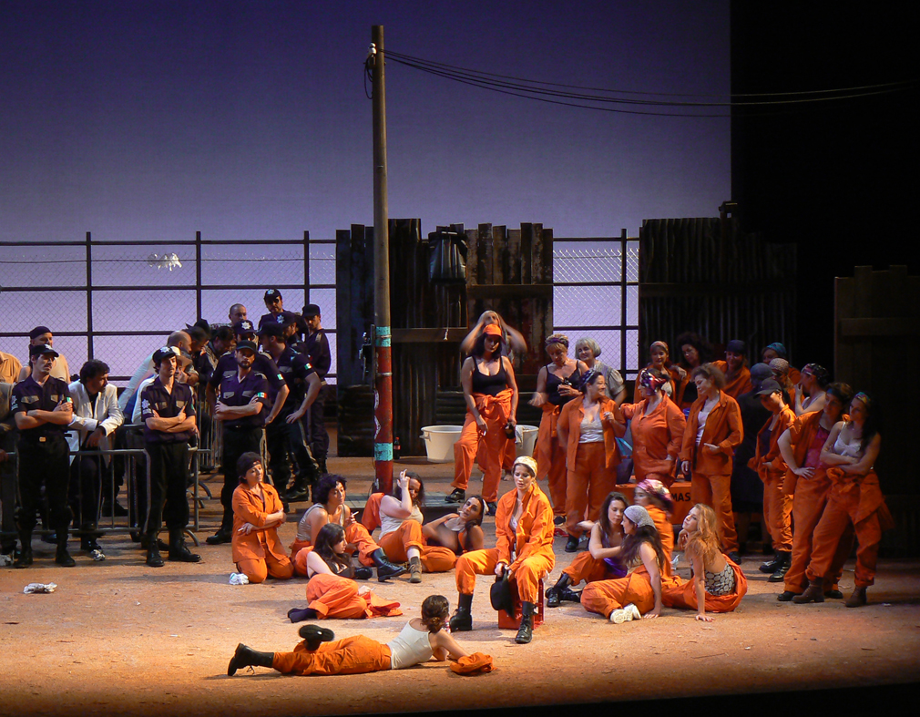 Photo de scénographie de l'opéra: Carmen. Opéra de Bordeaux. Mise en scène Laurent Laffargue.