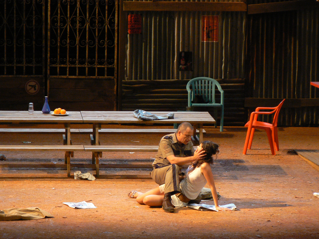 Photo de scénographie de l'opéra: Carmen. Opéra de Bordeaux. Mise en scène Laurent Laffargue.