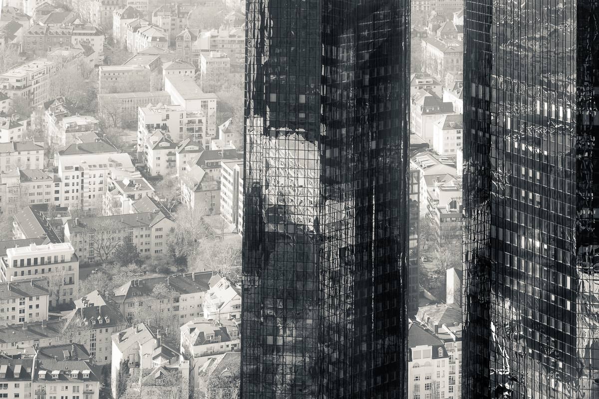Blick auf Frankfurt von oben an den DB-Türmen vorbei