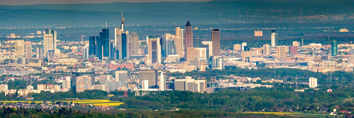 Die Skyline vom Finanzplatz Frankfurt und Eschborn von oben gesehen