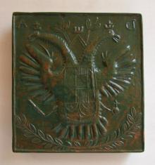 Plaque avec décor en relief motif ornemental : les armes des Habsbourg (emblème de l'État jusqu'en 1918).
