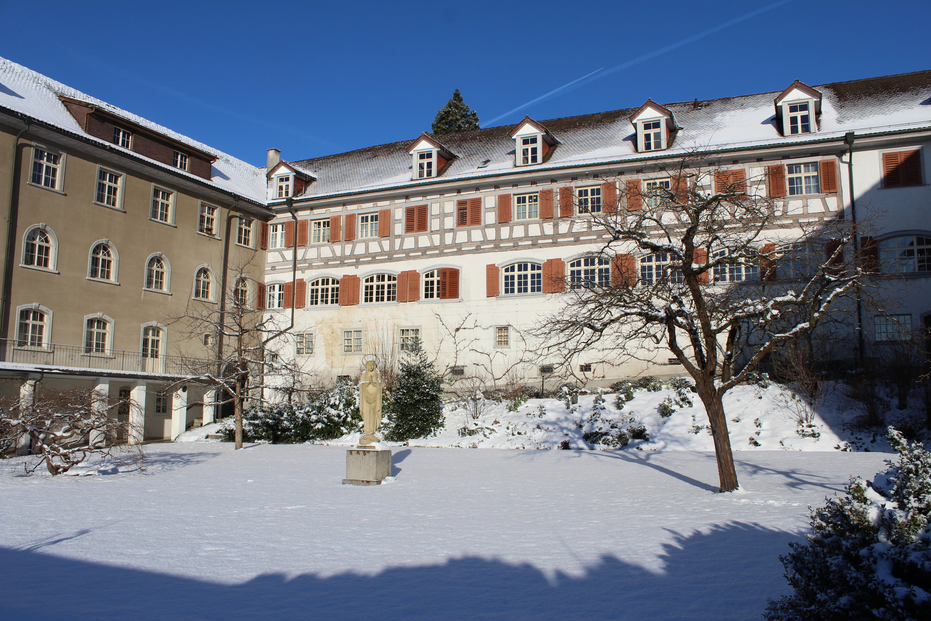 Klosterinnenhof im Winter