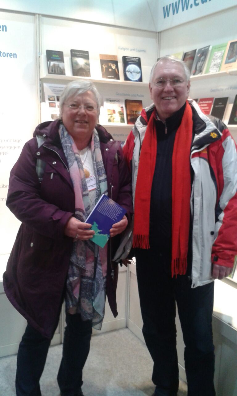 Reingard und Gerd beim Verlagsstand auf der Leipziger Buchmesse