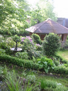 Der Garten und im Hintergrund die Grillhütte