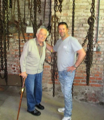 Firmenchef Thomas-Maria Schmidt traf Schmiede-Legende Gerhard Schilling beim Schmiedetreffen in Steinbach-Hallenberg.