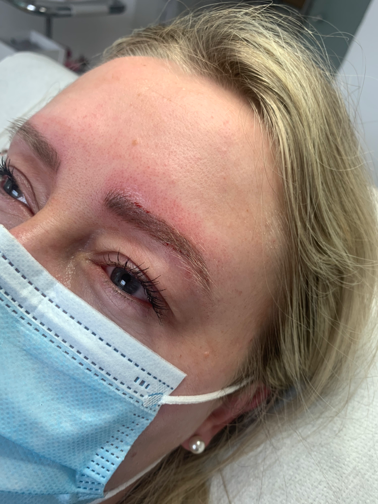 Microblading helle Braun Farbe nach 2 Behandlung 