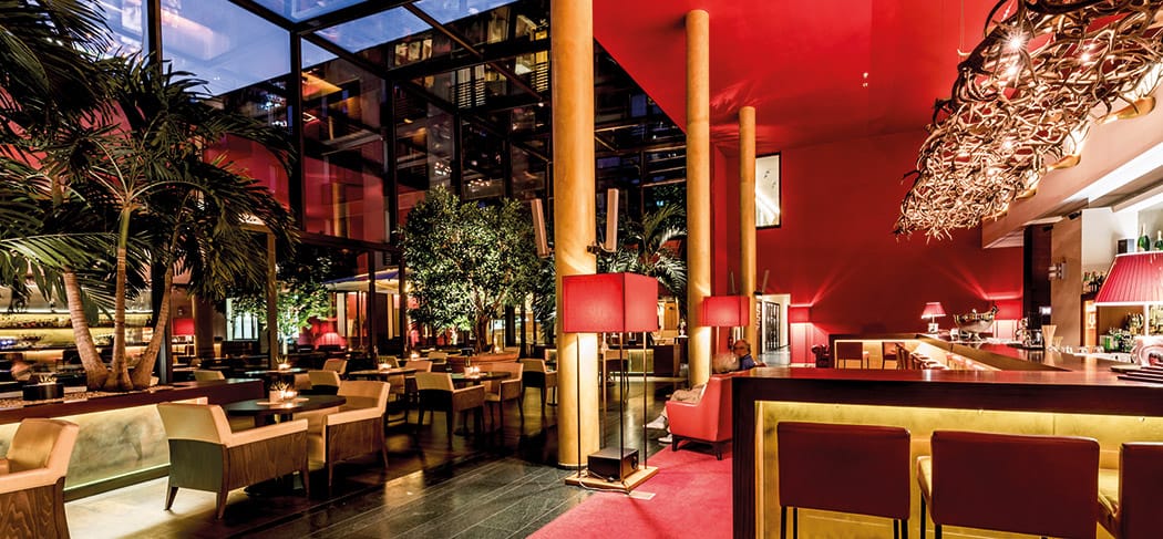 Ein Blick auf die Bar der Palm Lounge im Thermenhotel in Meran