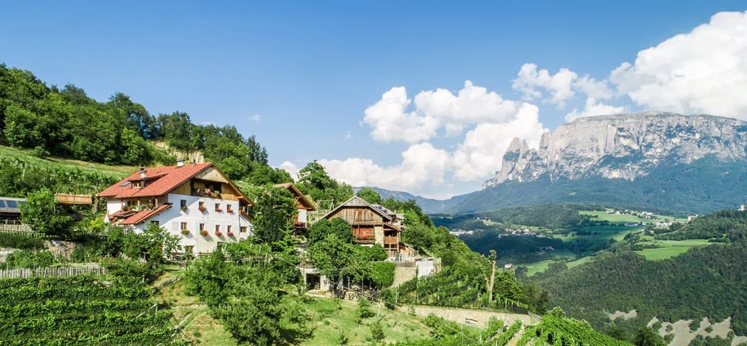Außenanscht vom Buschenschank Rielingerhof in Ritten mit Blick auf den Schlern