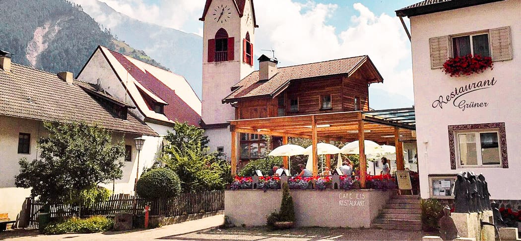 Blick auf die schöne Sonnenterrasse vom Restaurant Grüner in Karthaus im Schnalstal in Südtirol