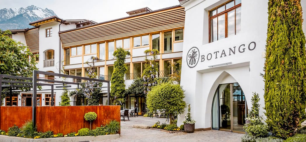 BOTANGO Designhotel in Partschins bei Meran mit moderner Architektur, begrüntem Innenhof und stilvollem Ambiente – Urlaub zwischen Design, Natur und Genuss.