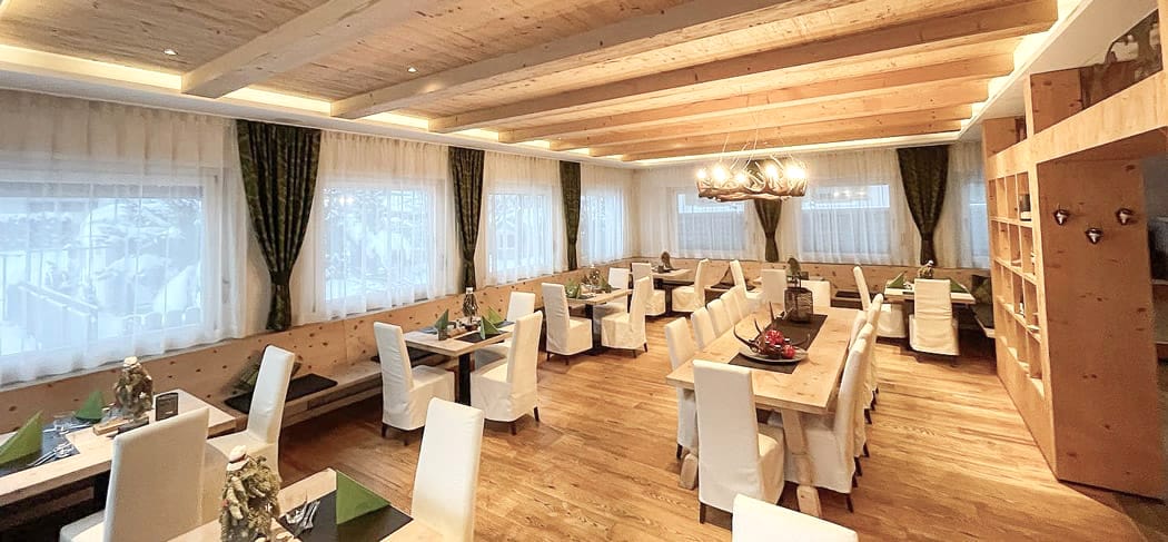 Innenansicht vom Speisesaal vom Restaurant Daimer in Sand in Taufers im Ahrntal