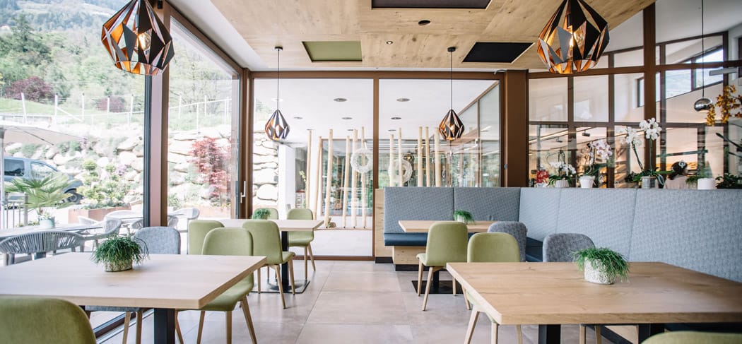 Moderna sala ristorante presso il Ristorante & Pizzeria Camping Passeier a Saltusio, con ampie vetrate, ambienti luminosi, arredi eleganti e un’atmosfera accogliente.