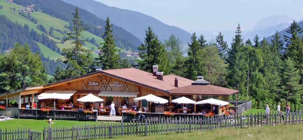 Vista del ristorante Jora Mountain Dining in inverno sul Monte Baranci a San Candido in Alta Pusteria
