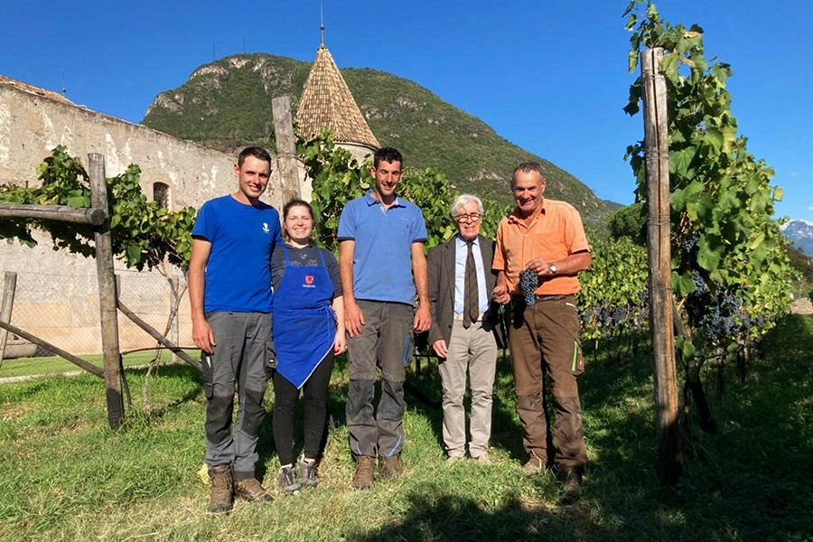 Abgebildet von Links:  Präsident Roland Buratti mit Familie Riegler. 