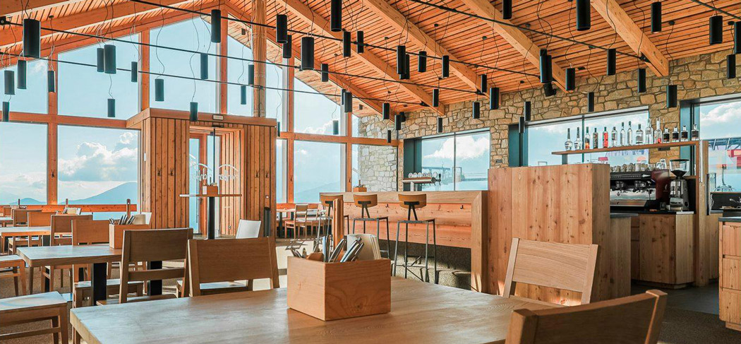 Innenansicht vom Bergrestaurant Pichlberg in Reinswald im Sarntal in Südtirol