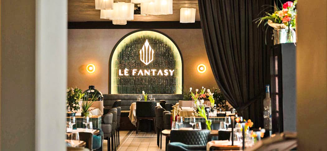 Elegantes Interieur des Restaurants Lè Fantasy in Bozen mit modernem Design, stimmungsvoller Beleuchtung, gedeckten Tischen und stilvoller Aperitif-Atmosphäre.