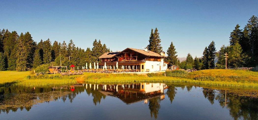 Ristorante di montagna Seespitz sul Monte San Vigilio in Alto Adige con vista sul Lago Nero.