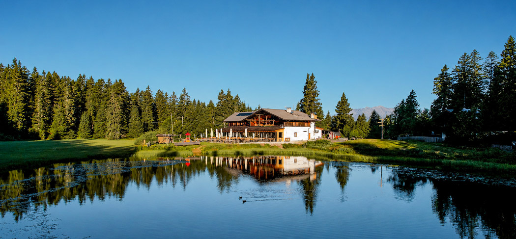 Ristorante di montagna Seespitz sul Monte San Vigilio in Alto Adige con vista sul Lago Nero.