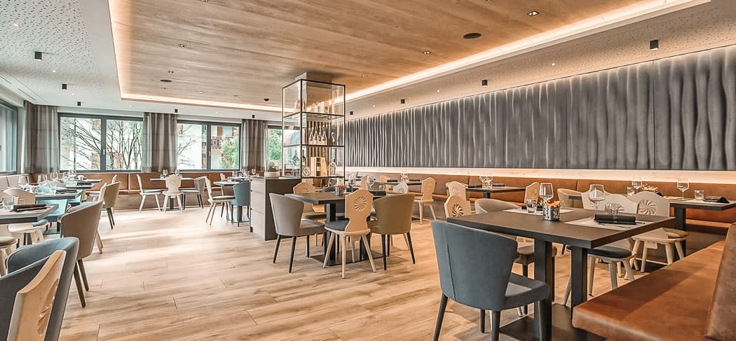 Moderner Speisesaal des Sonne Restaurants in Astfeld im Sarntal, mit elegantem Design, warmem Holzambiente und stilvoller Beleuchtung für Genussmomente in Südtirol.