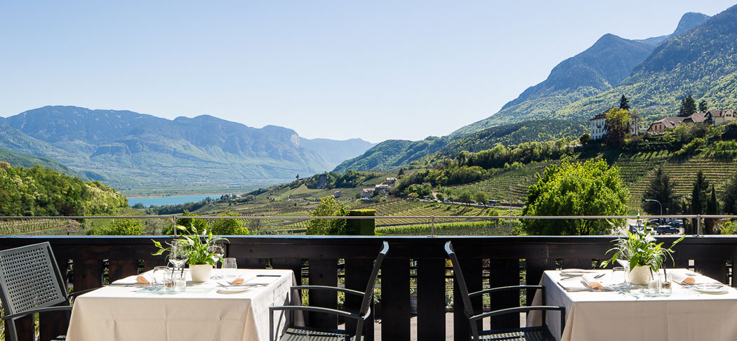 La vista da sogno sul Lago di Caldaro dalla terrazza del ristorante Ritterhof a Caldaro, in Alto Adige.  