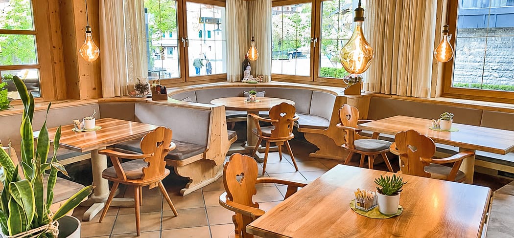 Accogliente sala del Martl Restaurant & Bar a San Leonardo in Passiria con molto legno, luci calde e moderna atmosfera altoatesina.