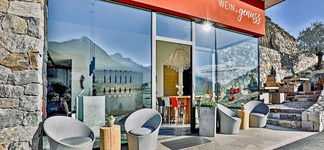 Wein.genuss Innerleiterhof Schenna – moderne Weinlounge mit Terrasse, Panoramablick über Meran und stilvollem Verkostungsraum im Weingut