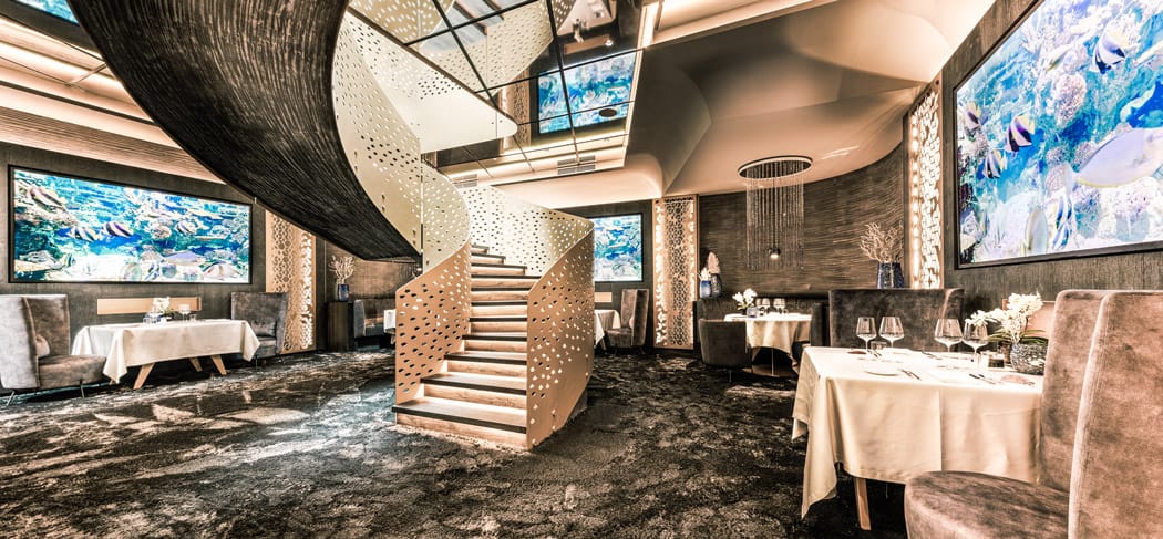 Innenansicht des exklusiven Underwater Restaurants im Quellenhof See Lodge, St. Martin in Passeier, mit stilvollem Design und Fischspezialitäten.