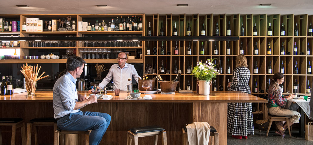 Vista del banco del "Vinzenz - zum feinen Wein", winebar & ristorante a Vipiteno in Alto Adige