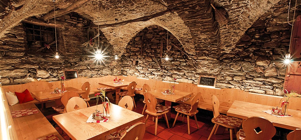 Historischer Steinkeller im Hilberkeller in Kuens bei Meran – uriges Ambiente, gemütliche Stuben und Südtiroler Gastlichkeit in jahrhundertealten Gemäuern.