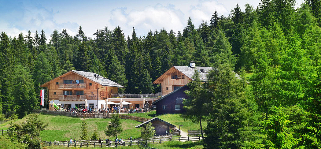 Il rifugio Roner in estate sull’Alpe di Rodengo-Luson a Rodengo