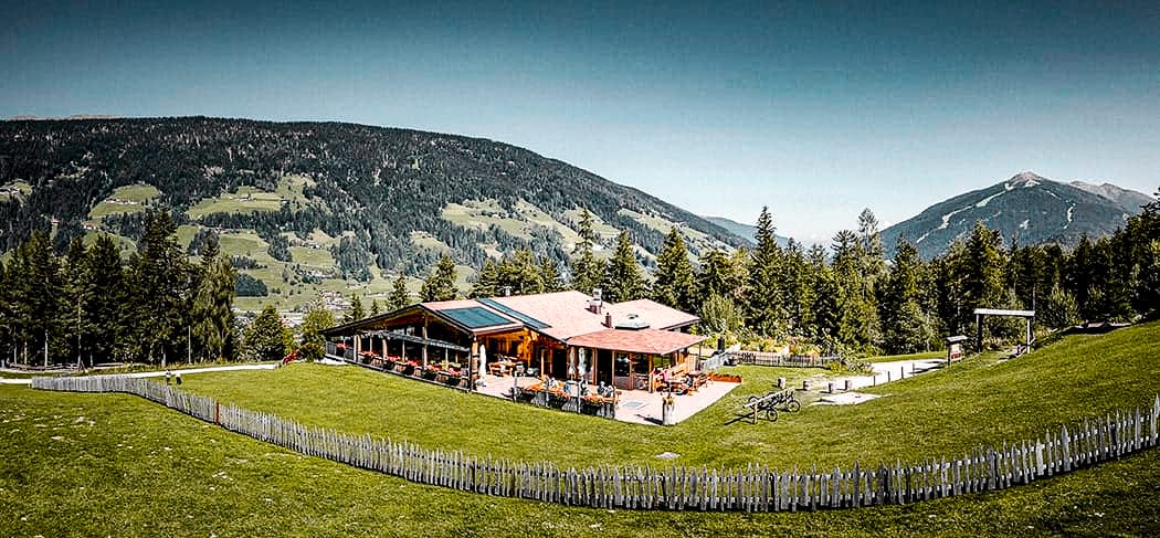 Jora Mountain Dining sul Monte Baranci a San Candido: vista panoramica sulle Dolomiti, terrazza soleggiata e autentici momenti di gusto nel cuore dell'Alto Adige.